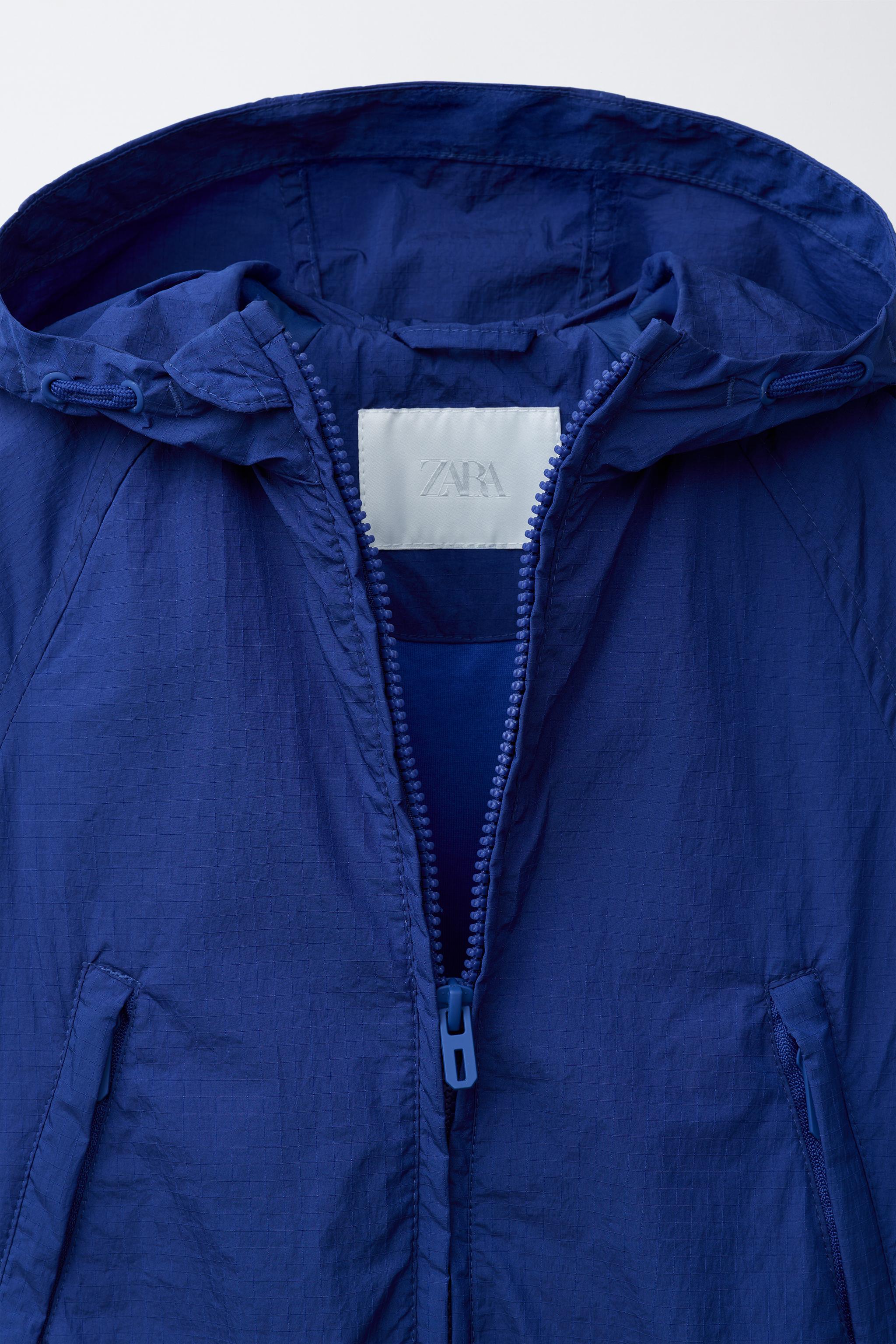 LIGHTWEIGHT WATER REPELLENT RAINCOAT